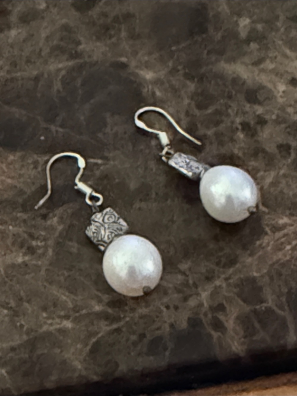 Fresh water white teardrop shaped sterling silver stamped wires pierced earrings - Picture 4 of 12